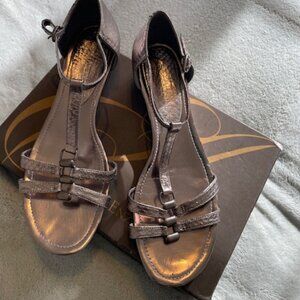 Enzo Angiolini Nyler Women PLATIUM Snakeskin Leather Gladiator Sandals 8M